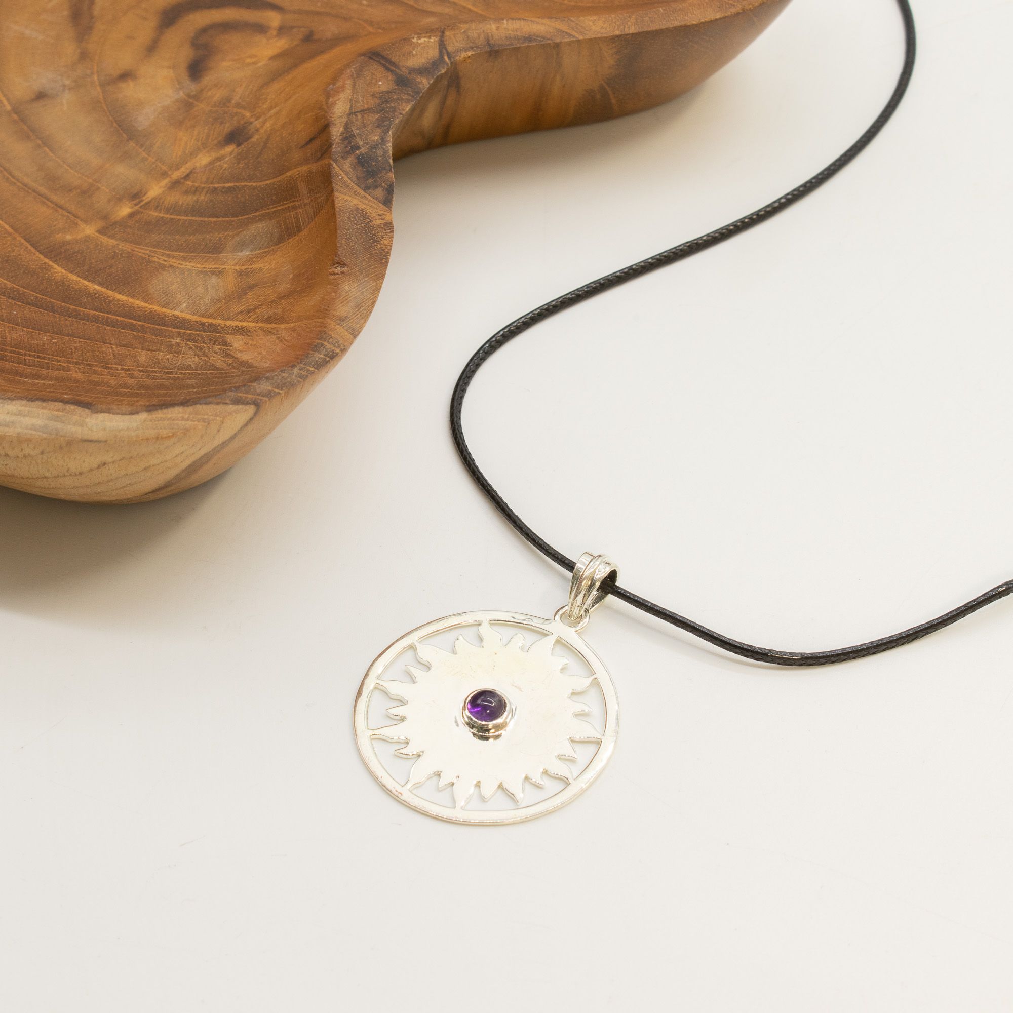 bG9jYWw6Ly9tZWRpYS85TS82Qy82MFIzMEMxSjZDVEs2QzlNL2M5MWE3YzdhLmpwZw.jpg Indian Devotional Pendant - Silver Plated (45cm Cord)- Sun Worship Amethyst - Image 6