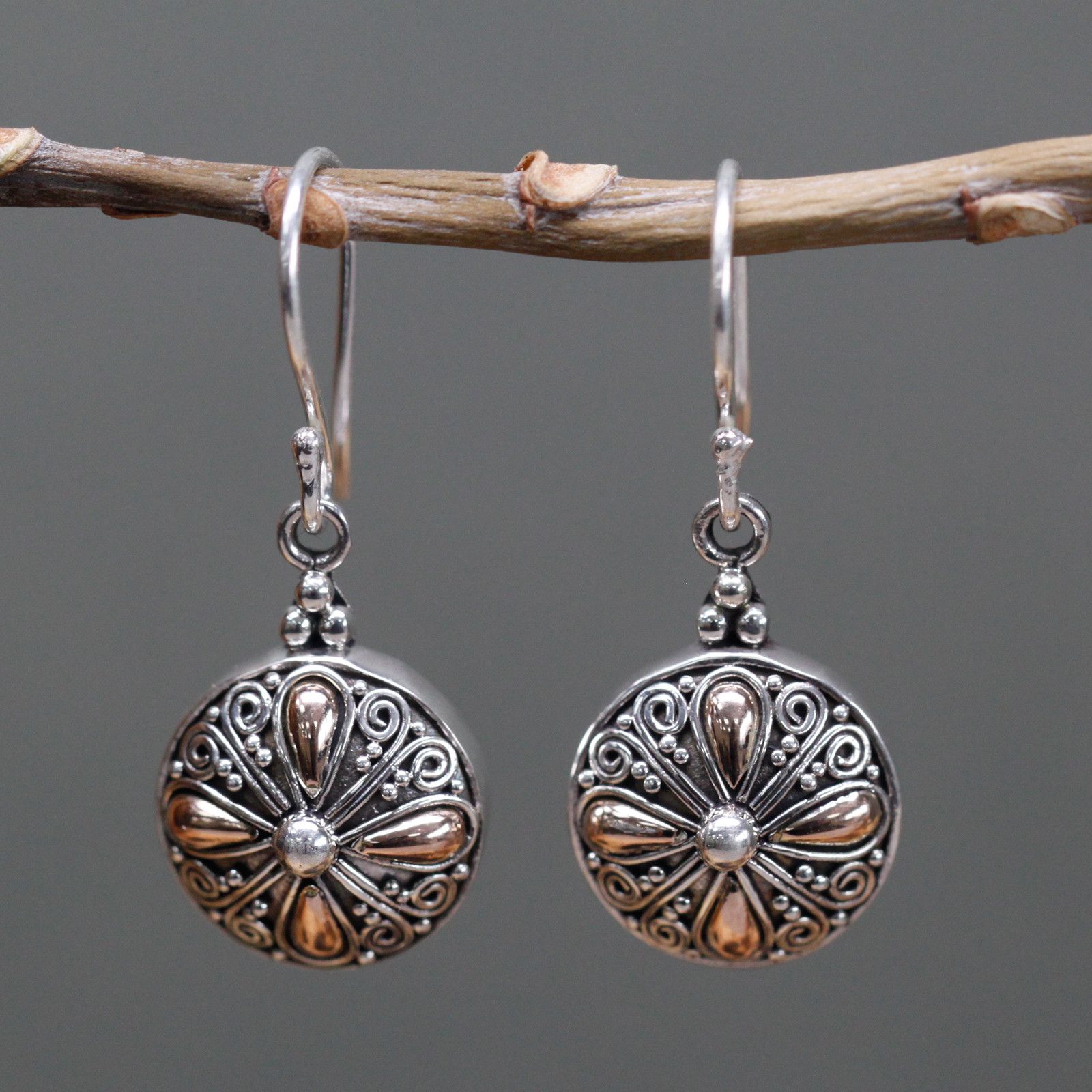 bG9jYWw6Ly9tZWRpYS9TTS9KQy82MFIzMEMxRzZNVEtKQ1NNL2E4MTVkZTMyLmpwZWc.jpg Silver & Gold Earring - Classic Round